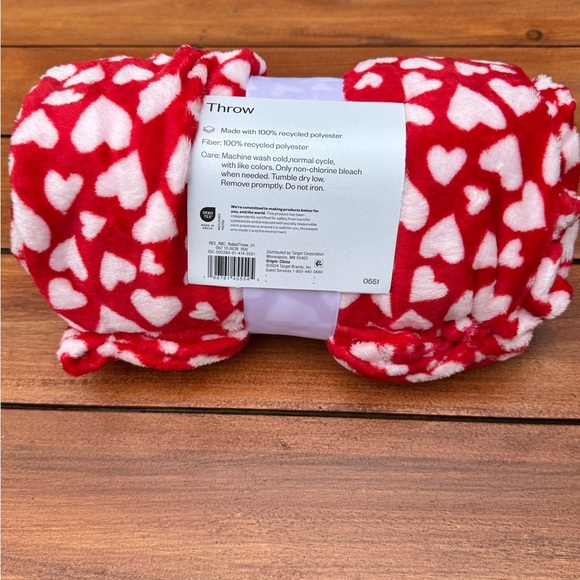 2 Room Essentials 50in x 60in Red and White Heart Throw Blanket New - Picture 4 of 5